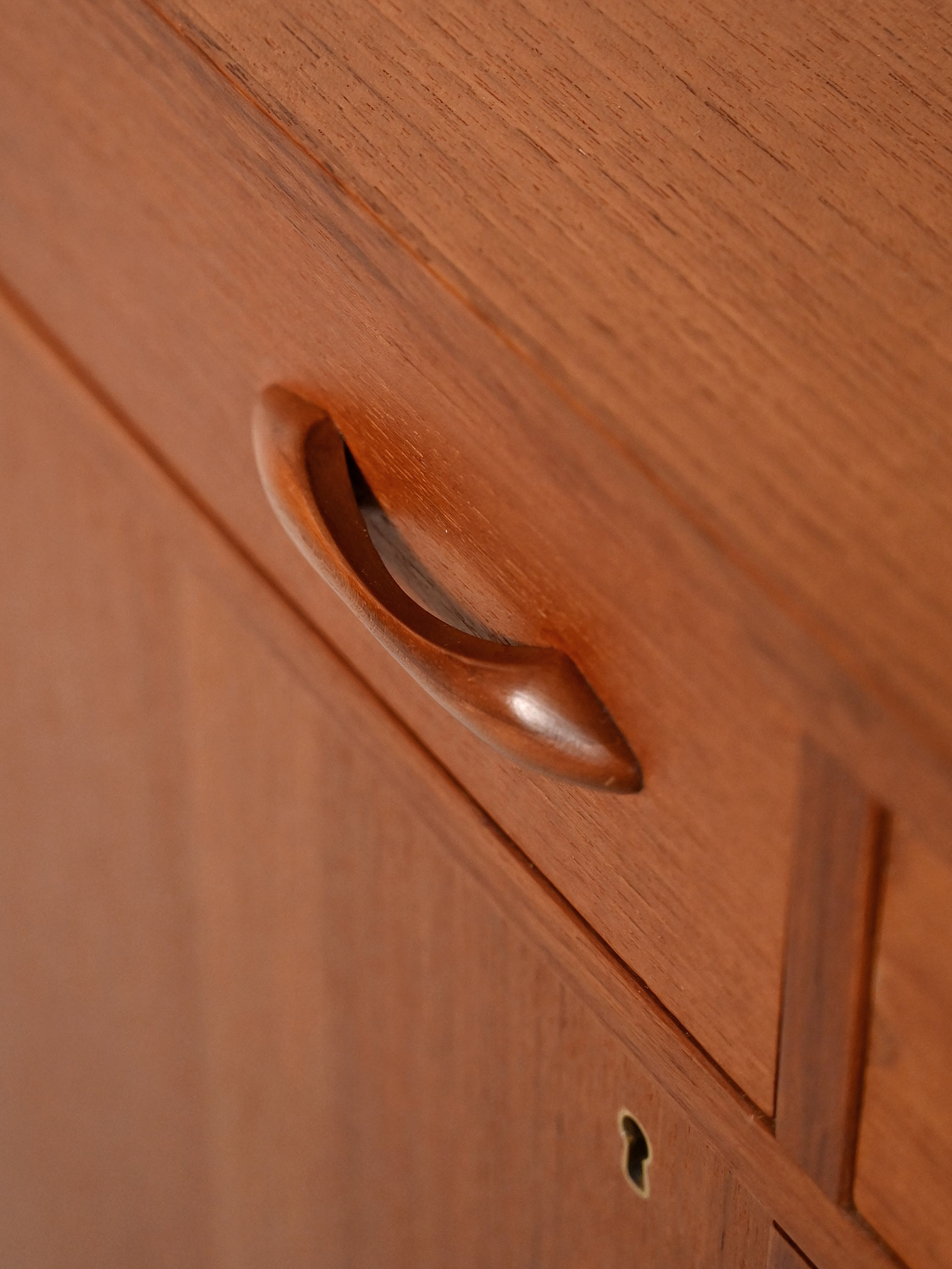 Sideboard svedese 50–60s teak maniglie scolpite-l Sideboard svedese anni 50–60 in teak con maniglie scolpite-l