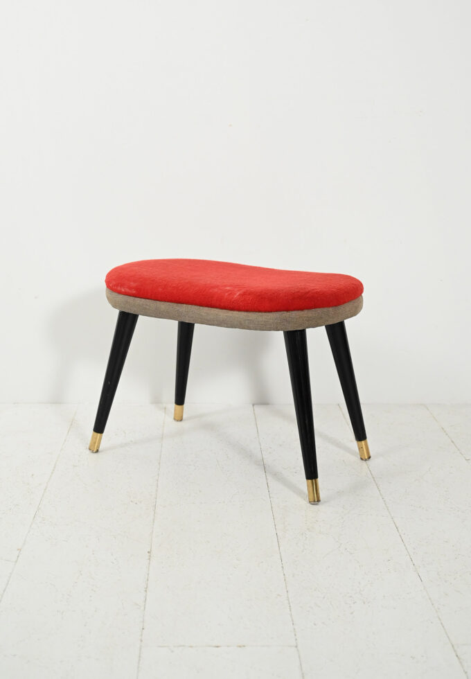 Sgabello scandinavo con velluto rosso e ottone, anni 50-a