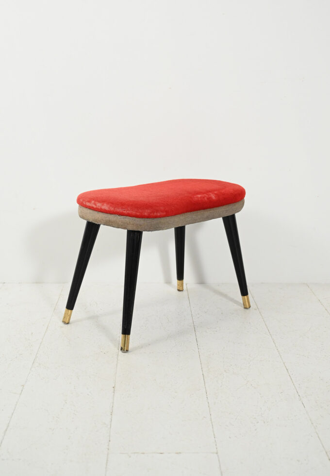 Sgabello scandinavo con velluto rosso e ottone, anni 50-b