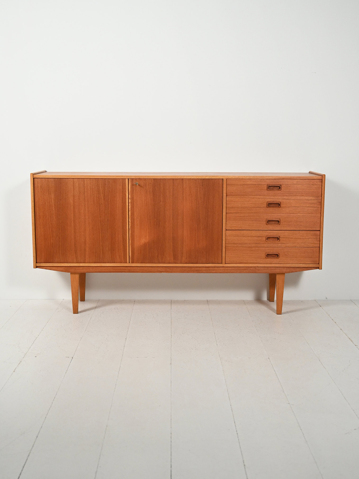Scandinavian sideboard 60s lines elegant-b Scandinavian 60s sideboard with elegant lines-b