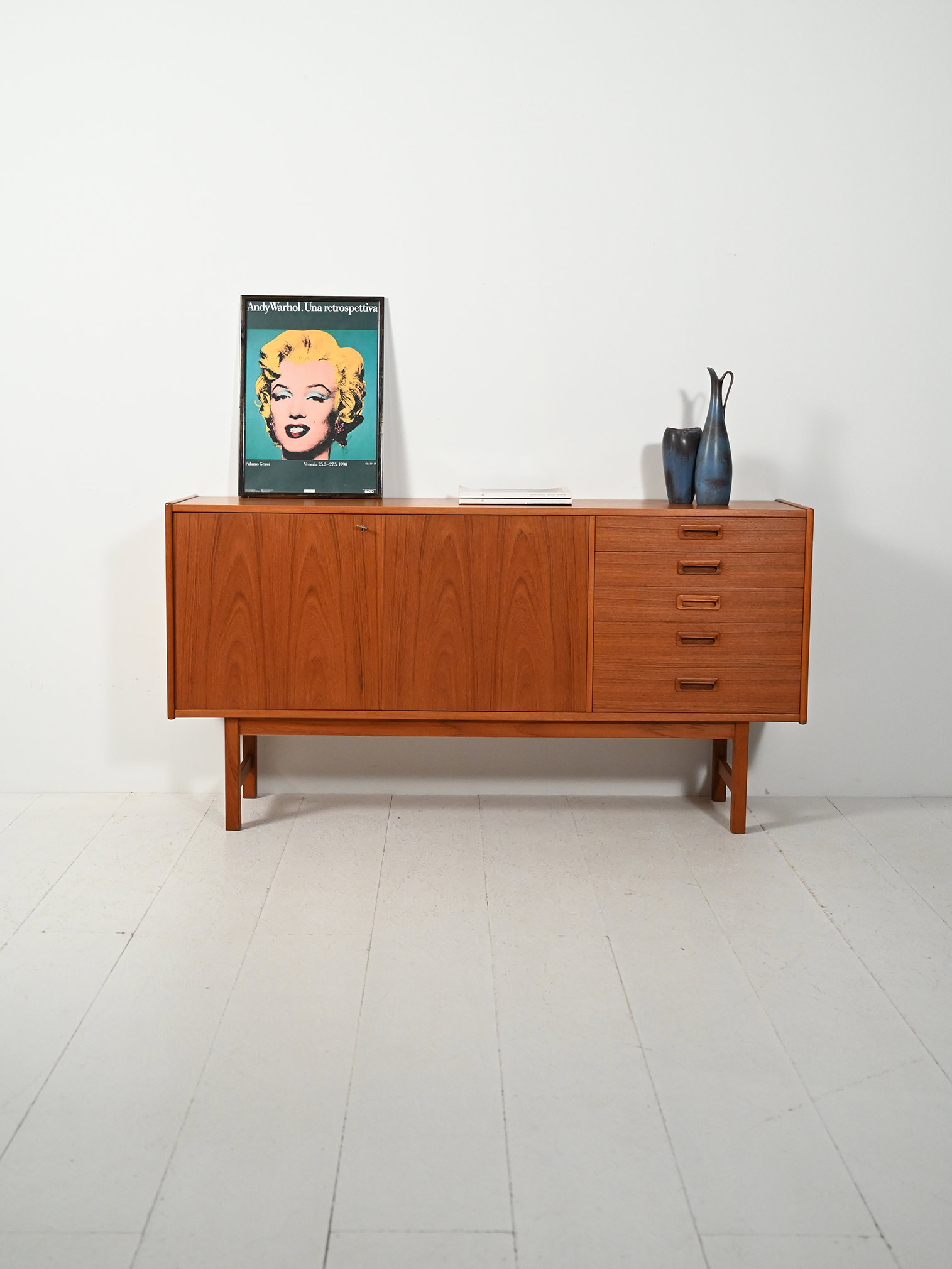 Sideboard scandinavo 60s maniglie sbalzo-a Sideboard scandinavo anni 60 con maniglie a sbalzo-a