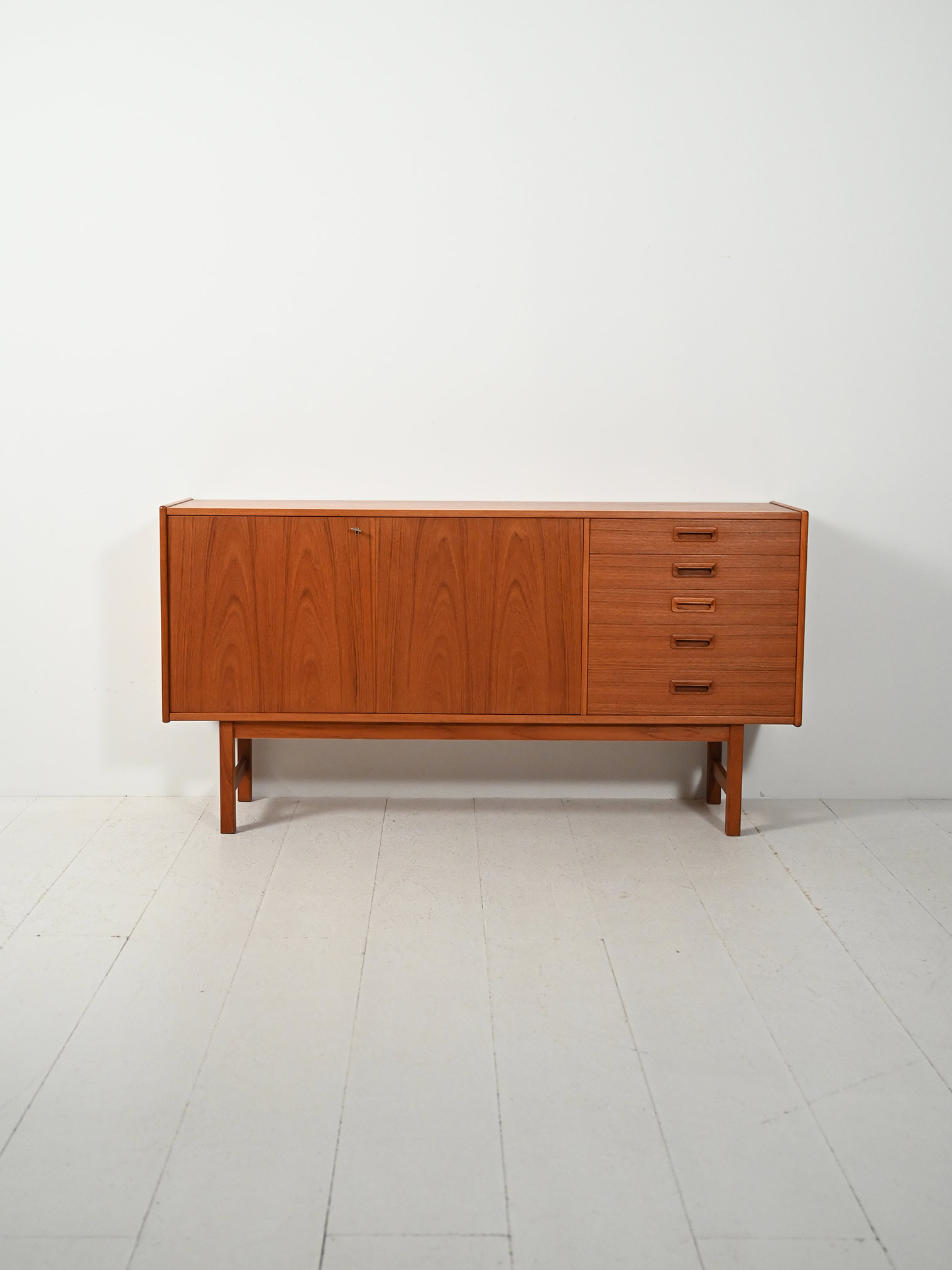 Sideboard scandinavo 60s maniglie sbalzo-b Sideboard scandinavo anni 60 con maniglie a sbalzo-b