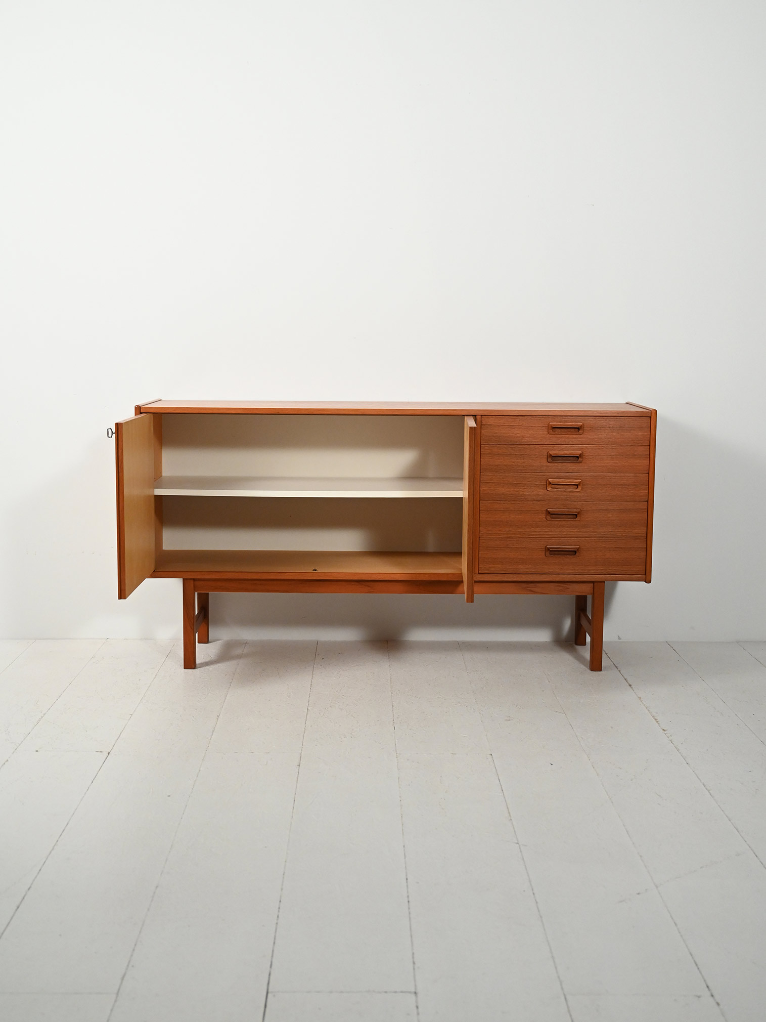 Sideboard scandinavo 60s maniglie sbalzo-c Sideboard scandinavo anni 60 con maniglie a sbalzo-c