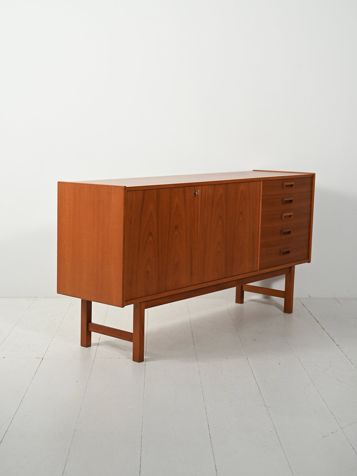 Sideboard scandinavo 60s maniglie sbalzo-d Sideboard scandinavo anni 60 con maniglie a sbalzo-d
