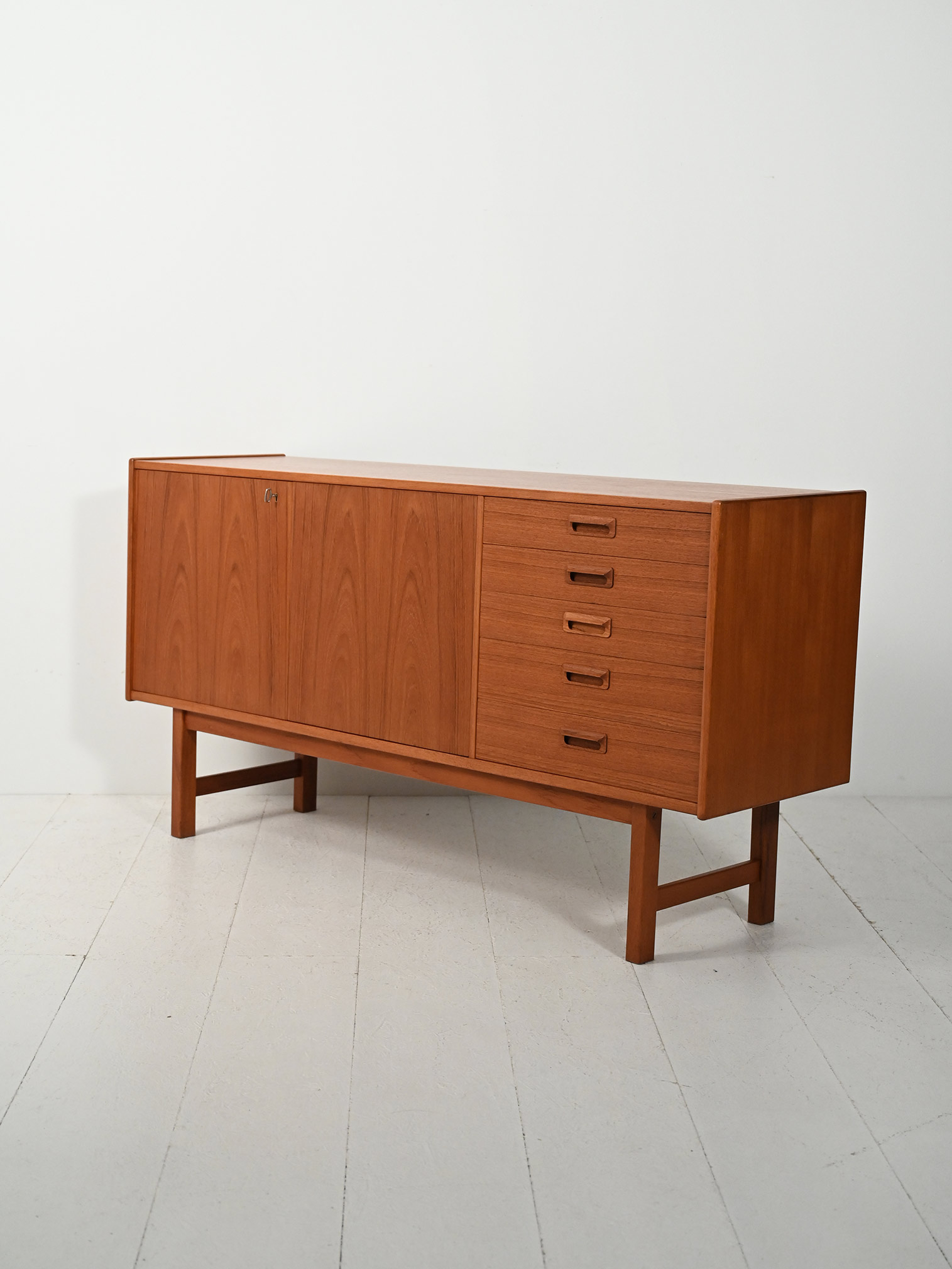 Sideboard scandinavo 60s maniglie sbalzo-e Sideboard scandinavo anni 60 con maniglie a sbalzo-e