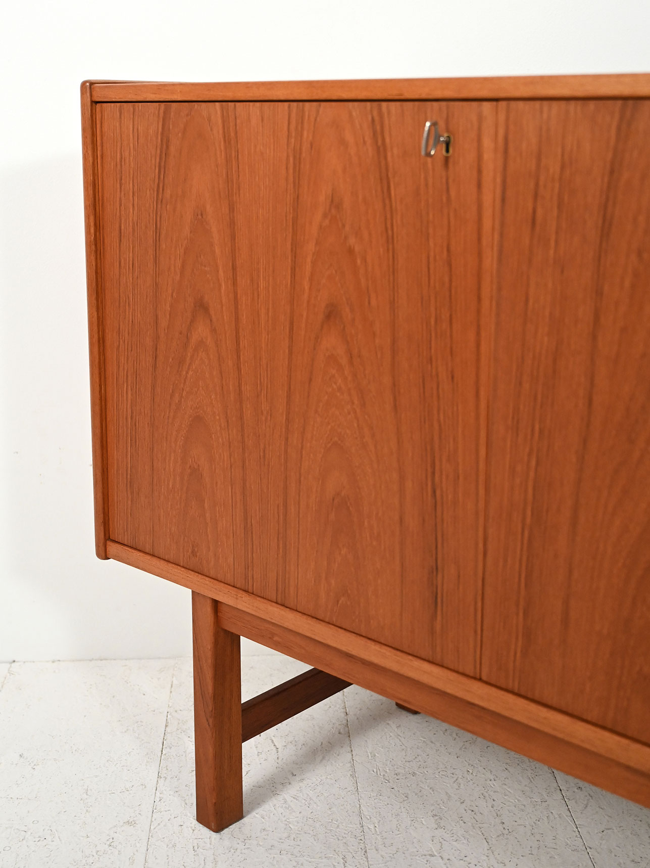 Sideboard scandinavo 60s maniglie sbalzo-g Sideboard scandinavo anni 60 con maniglie a sbalzo-g