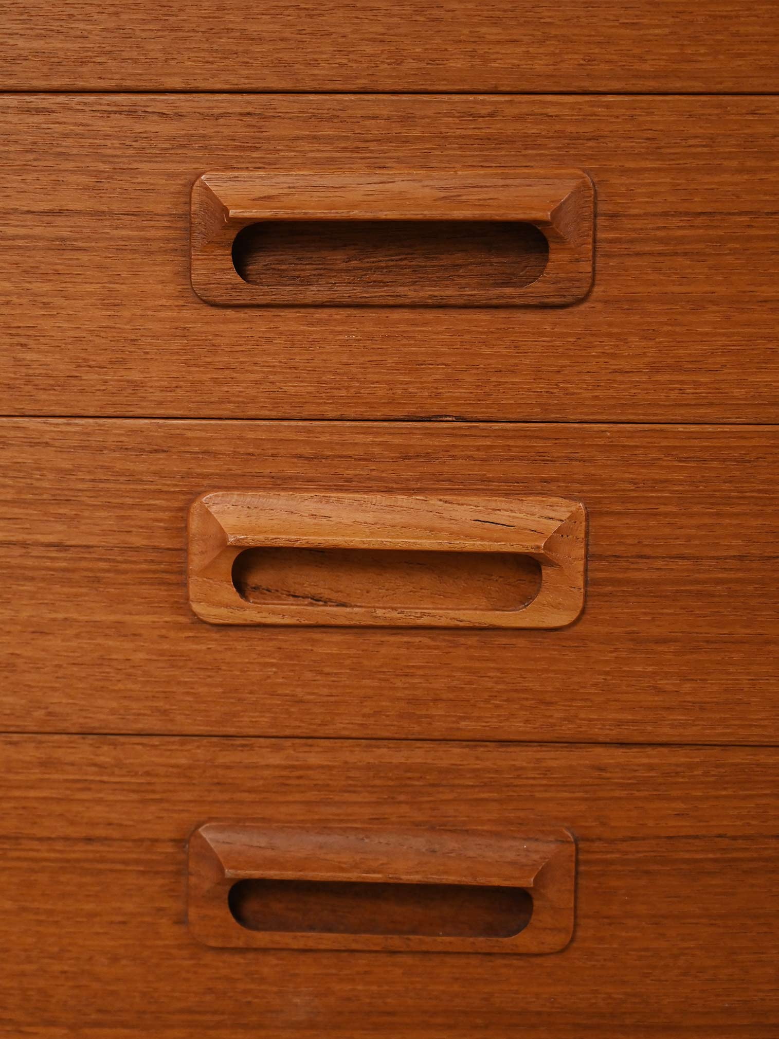 Sideboard scandinavo 60s maniglie sbalzo-h Sideboard scandinavo anni 60 con maniglie a sbalzo-h
