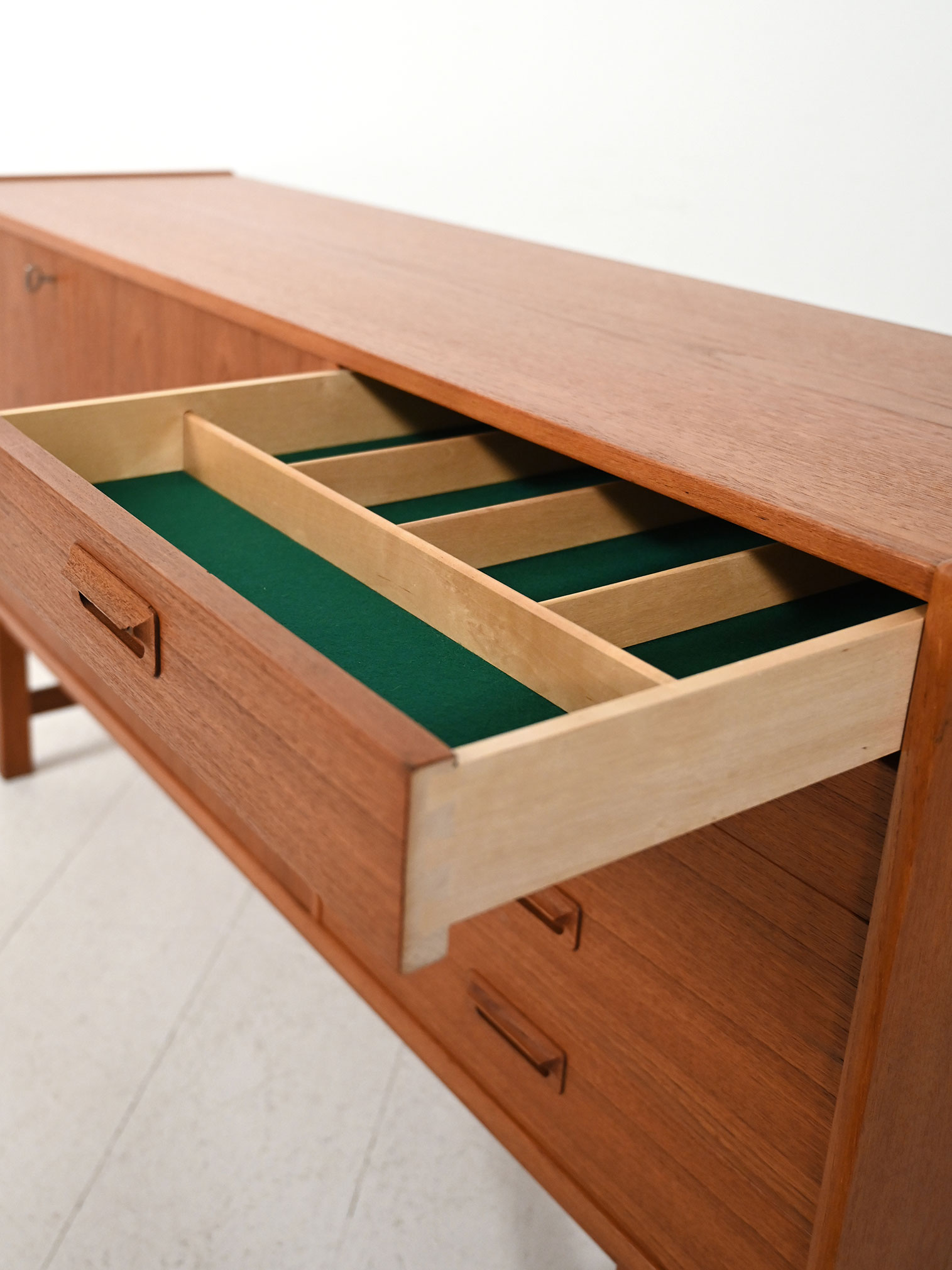 Sideboard scandinavo 60s maniglie sbalzo-i Sideboard scandinavo anni 60 con maniglie a sbalzo-i