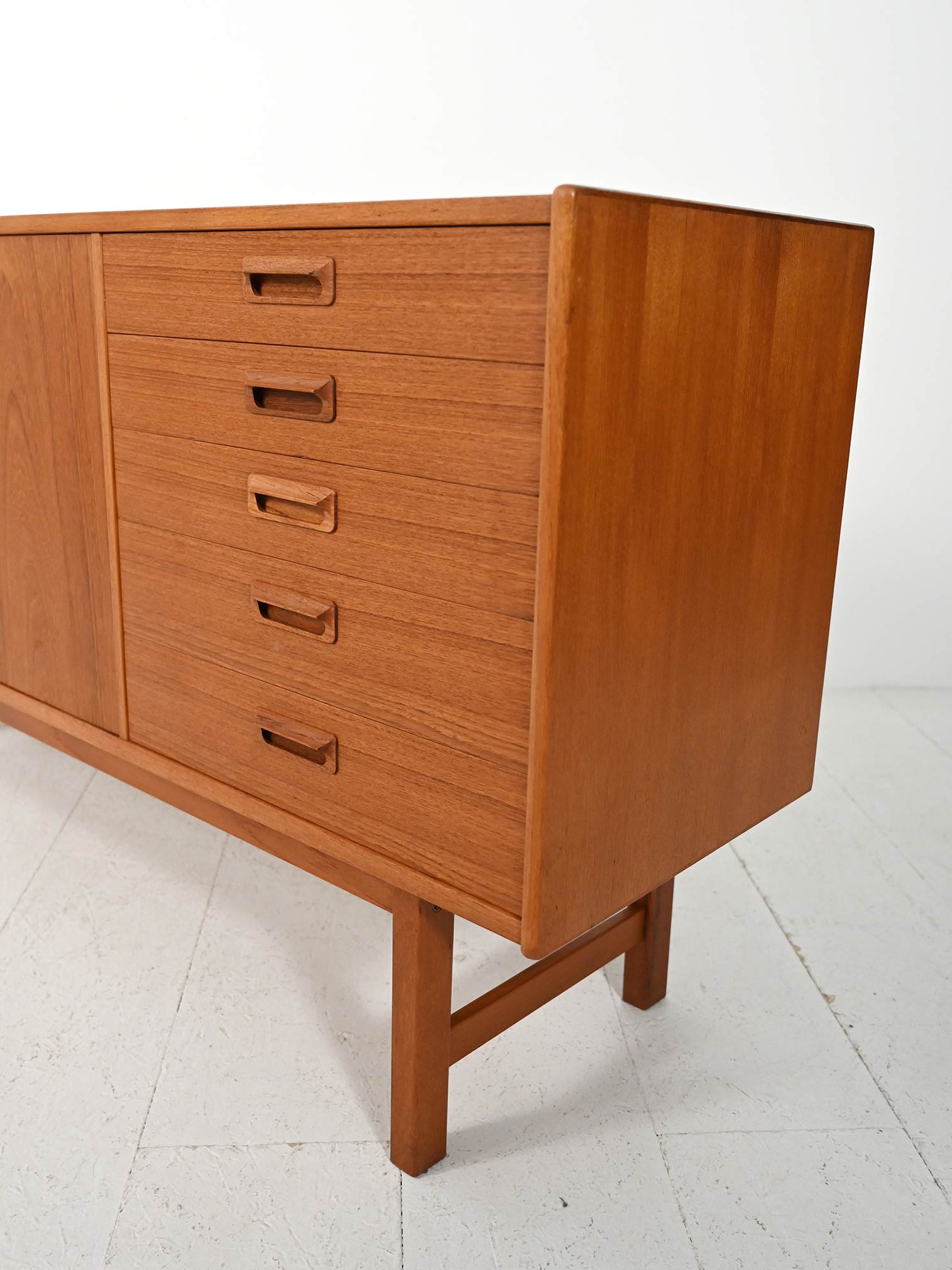 Sideboard scandinavo 60s maniglie sbalzo-l Sideboard scandinavo anni 60 con maniglie a sbalzo-l