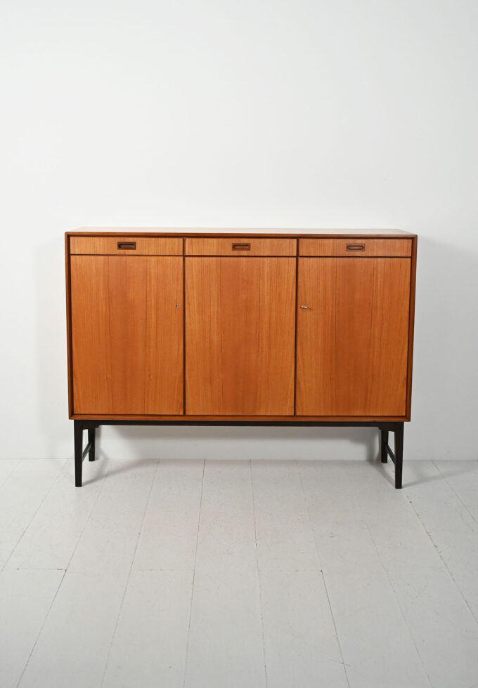 Highboard scandinavo anni 60–70 di “Skaraborgs”-b