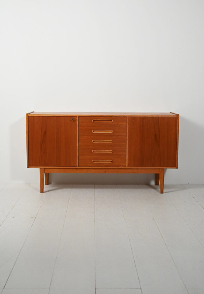 Sideboard scandinavo anni ’50 con maniglie intarsiate-b