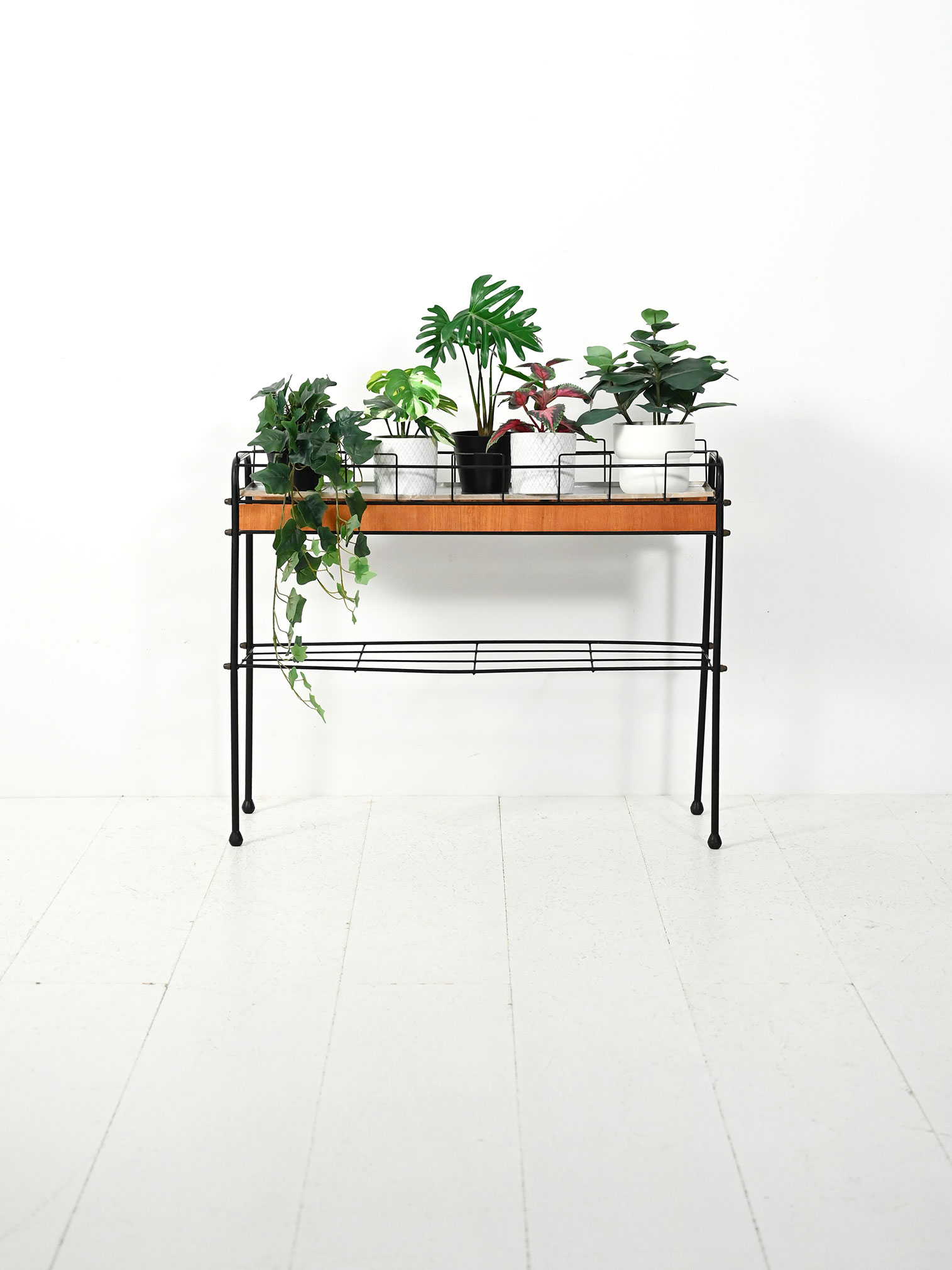 Portafiori scandinavo metallo nero teak-a Portafiori scandinavo in metallo nero e teak-a