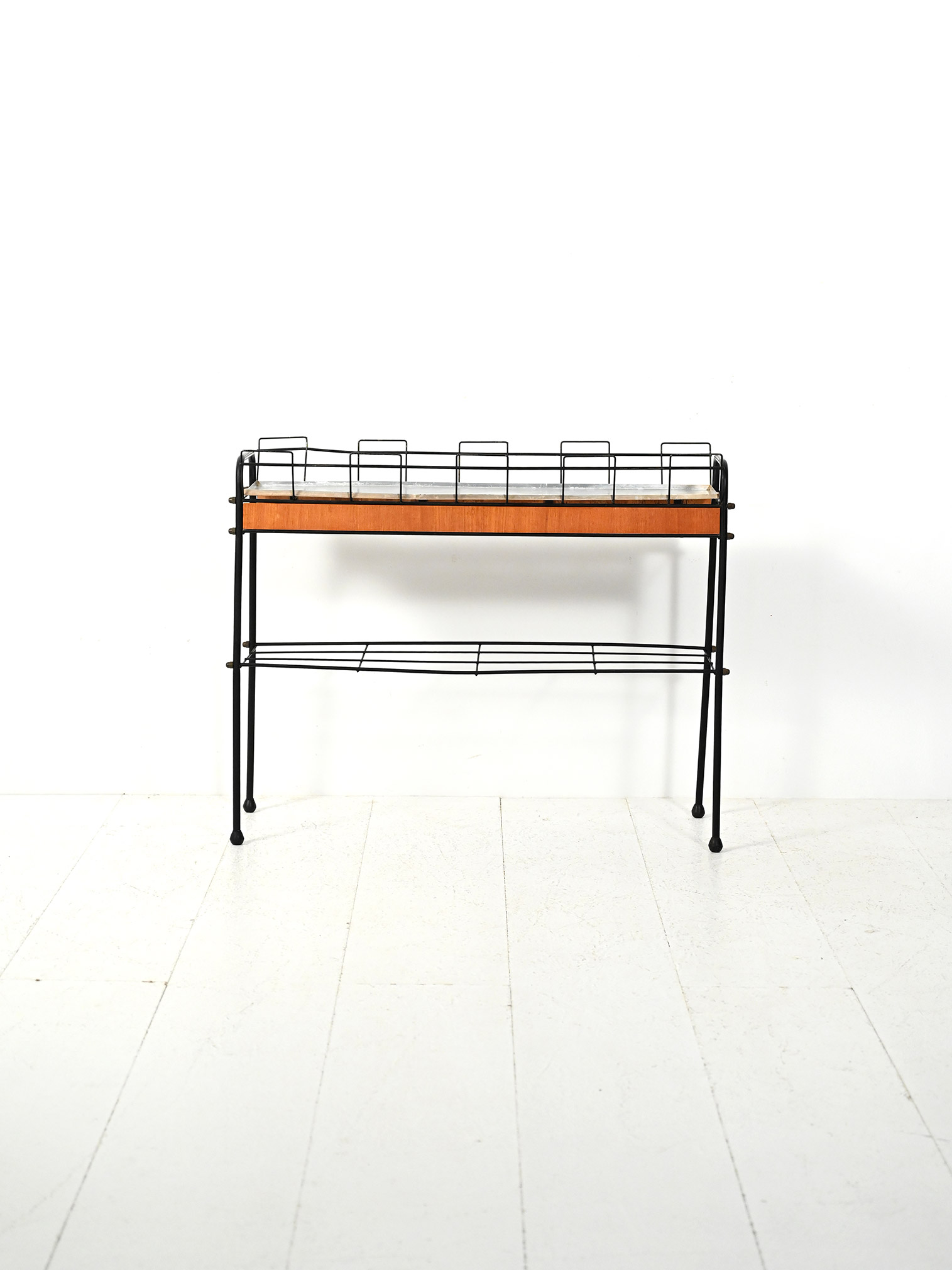 Portafiori scandinavo metallo nero teak-b Portafiori scandinavo in metallo nero e teak-b