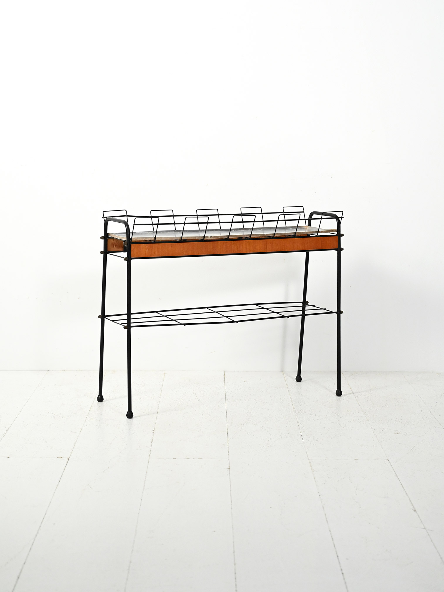 Portafiori scandinavo metallo nero teak-c Portafiori scandinavo in metallo nero e teak-c