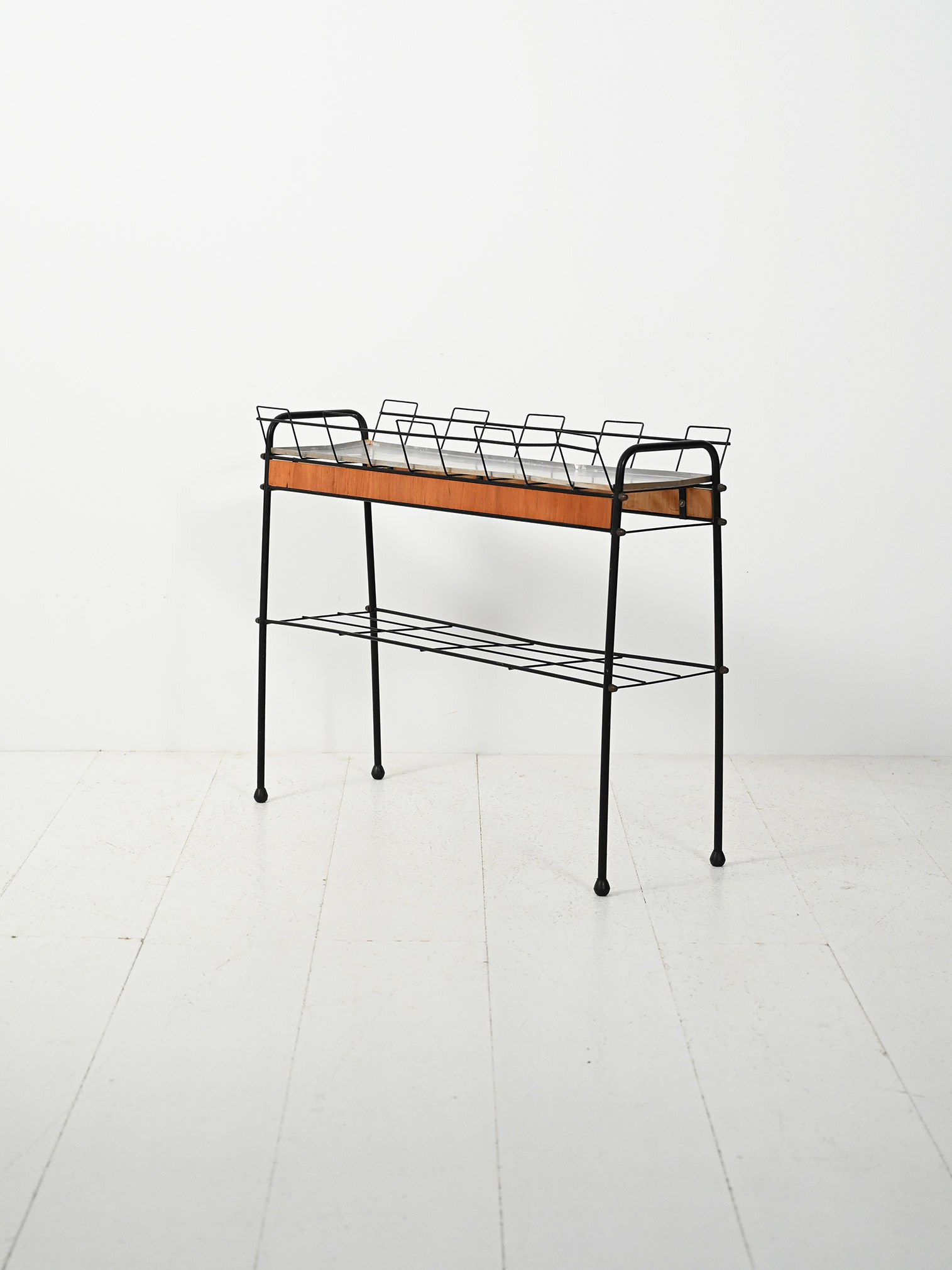 Portafiori scandinavo metallo nero teak-d Portafiori scandinavo in metallo nero e teak-d