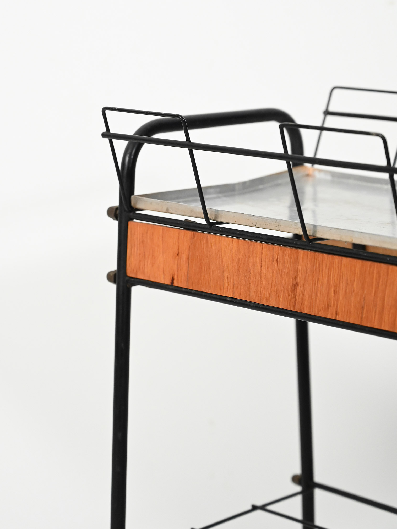 Portafiori scandinavo metallo nero teak-e Portafiori scandinavo in metallo nero e teak-e