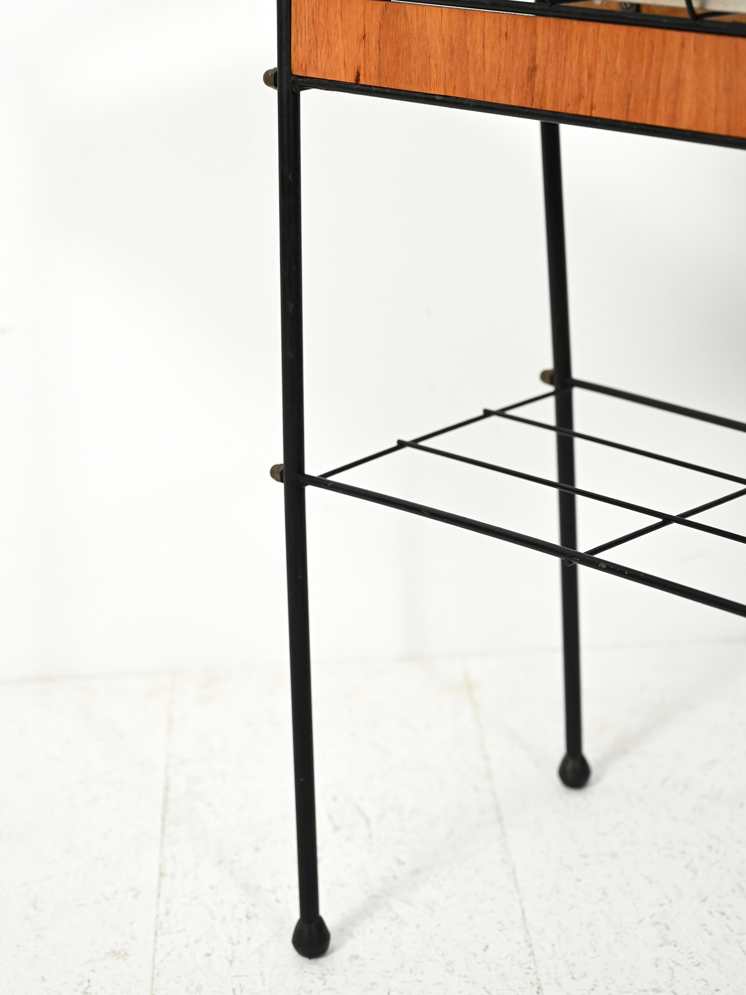 Portafiori scandinavo metallo nero teak-g Portafiori scandinavo in metallo nero e teak-g