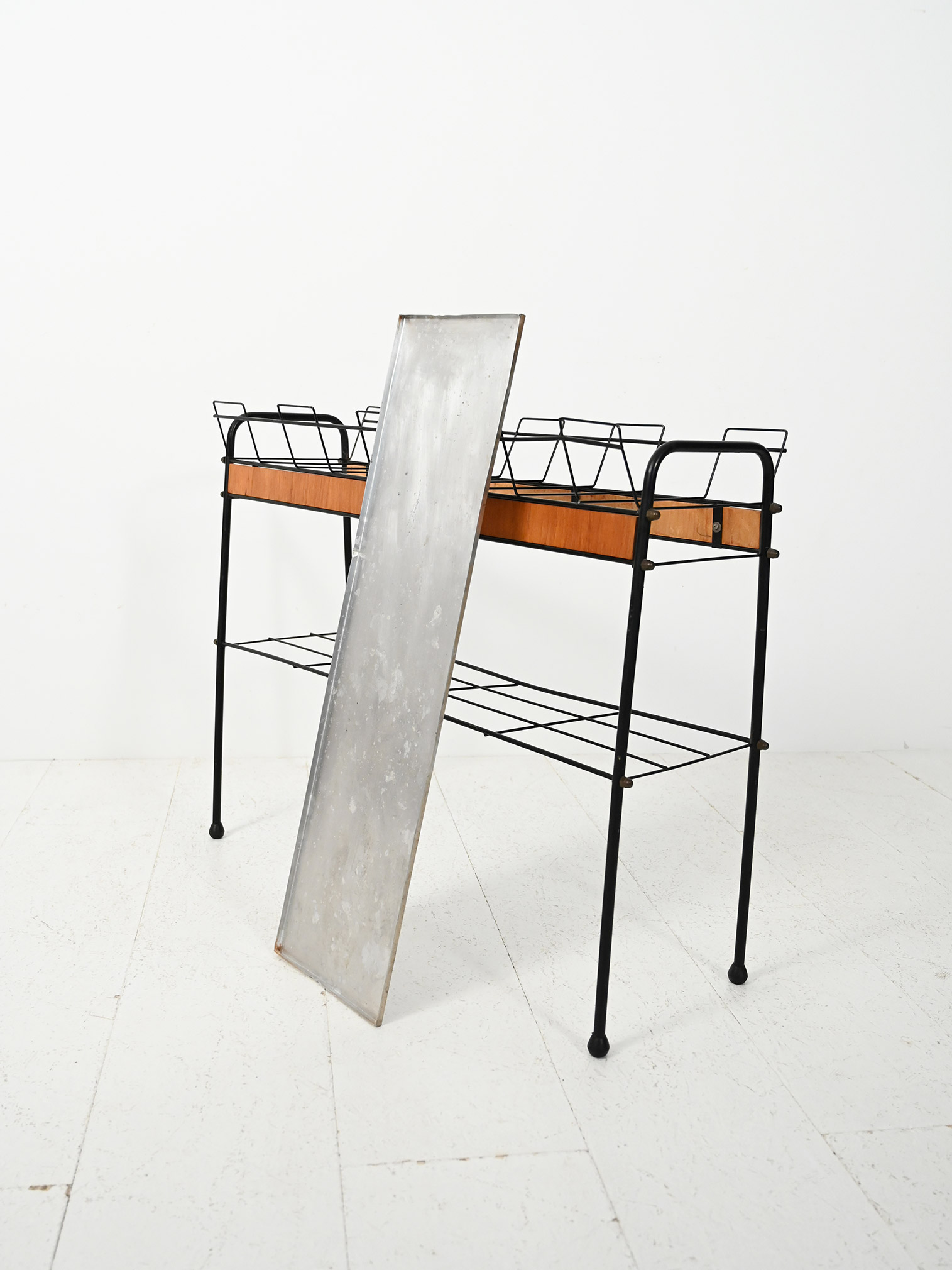 Portafiori scandinavo metallo nero teak-h Portafiori scandinavo in metallo nero e teak-h