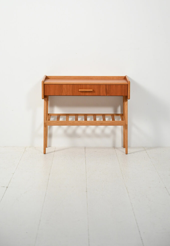 Comodino scandinavo con cassetto e portariviste-b