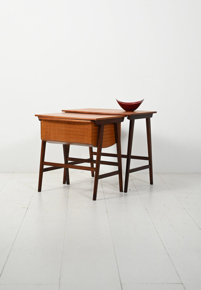 Coppia di coffee table scandinavi ad incastro con porta lana-a