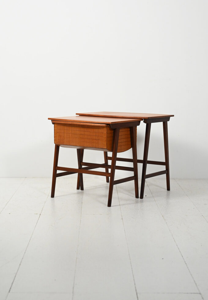 Coppia di coffee table scandinavi ad incastro con porta lana-b