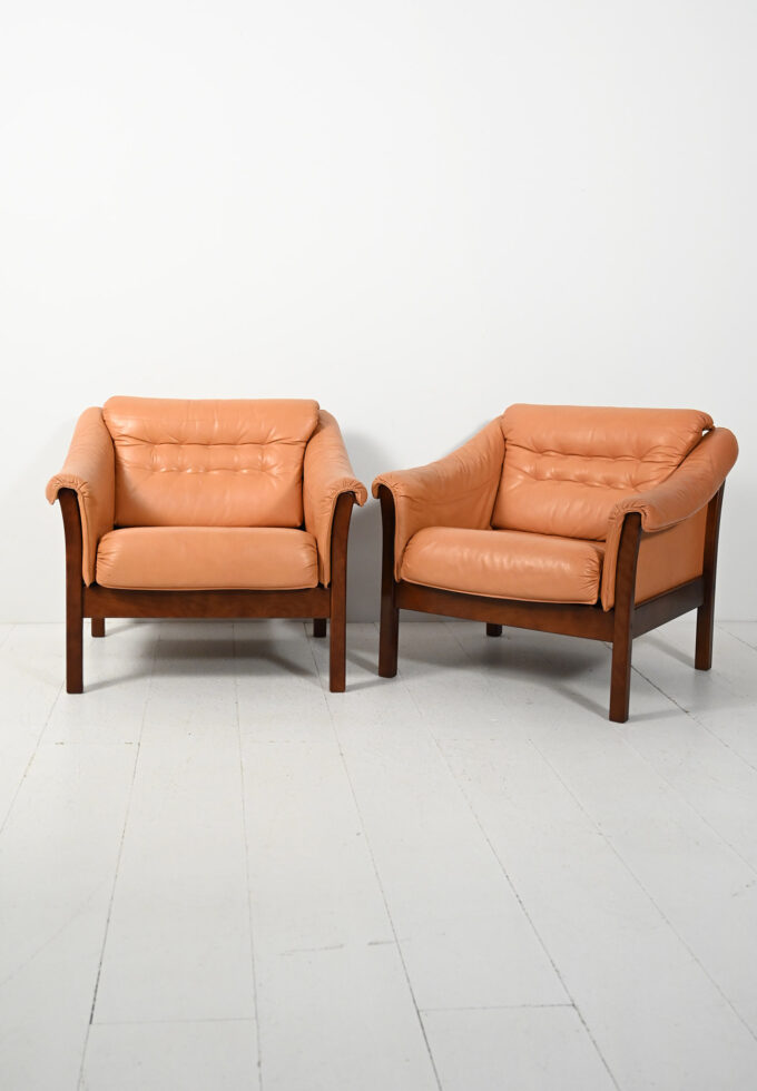 Coppia di poltrone scandinave anni Cinquanta in pelle-a
