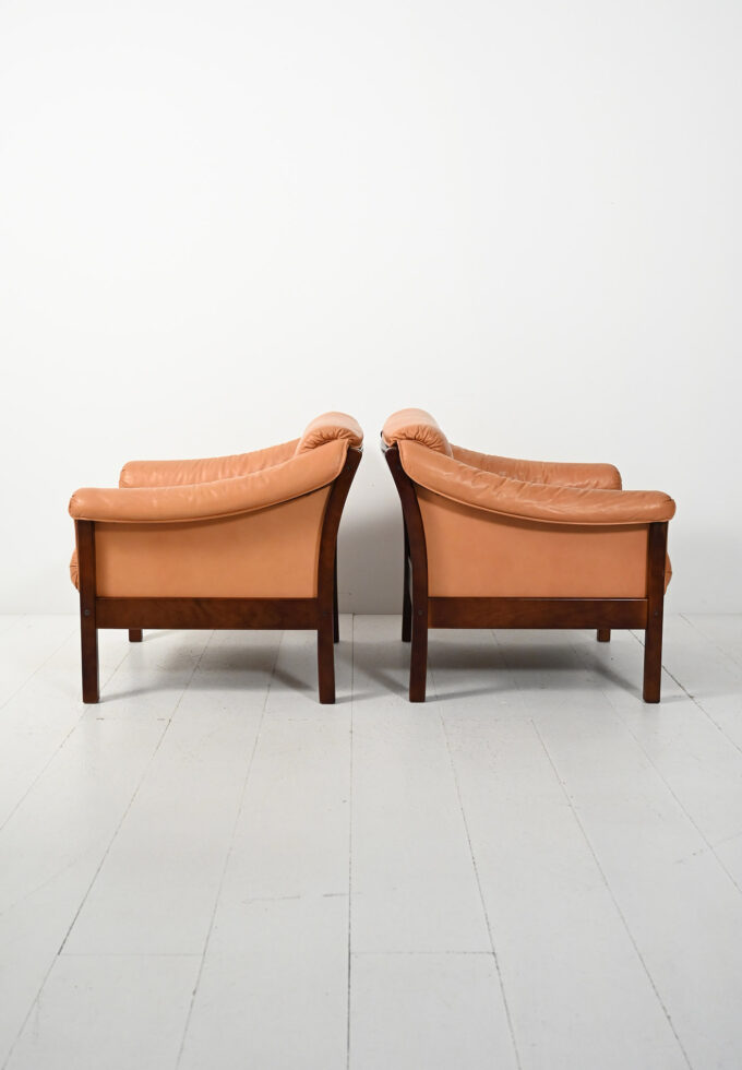 Coppia di poltrone scandinave anni Cinquanta in pelle-d