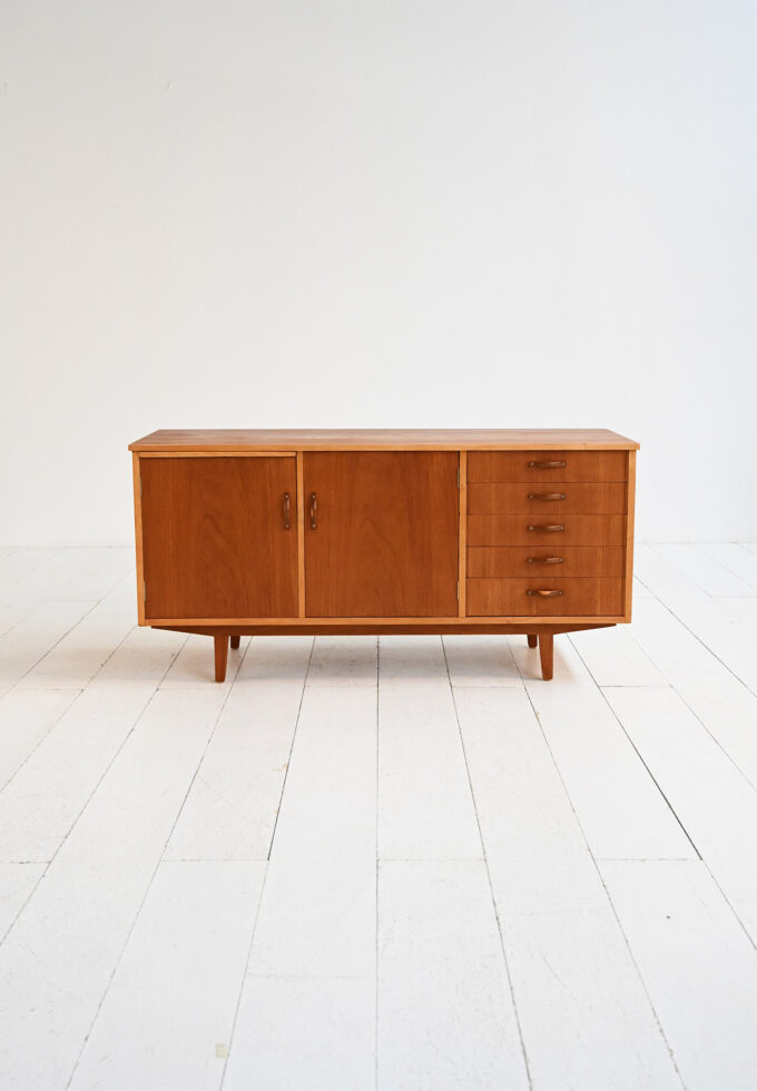 Sideboard scandinavo teak con piano estraibile anni ’60-c