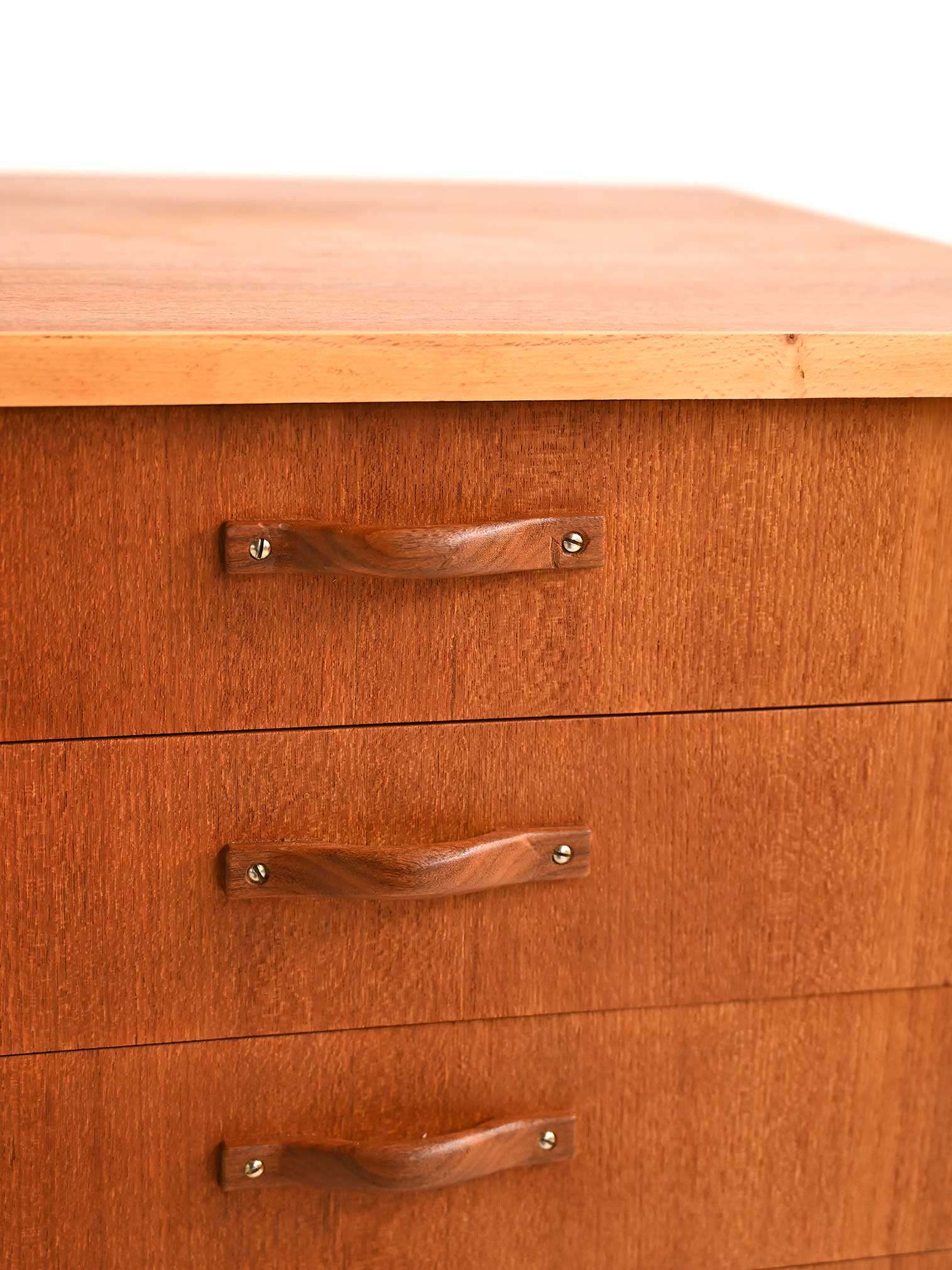 Sideboard scandinavo teak piano estraibile 60s-e Sideboard scandinavo teak con piano estraibile anni ’60-e