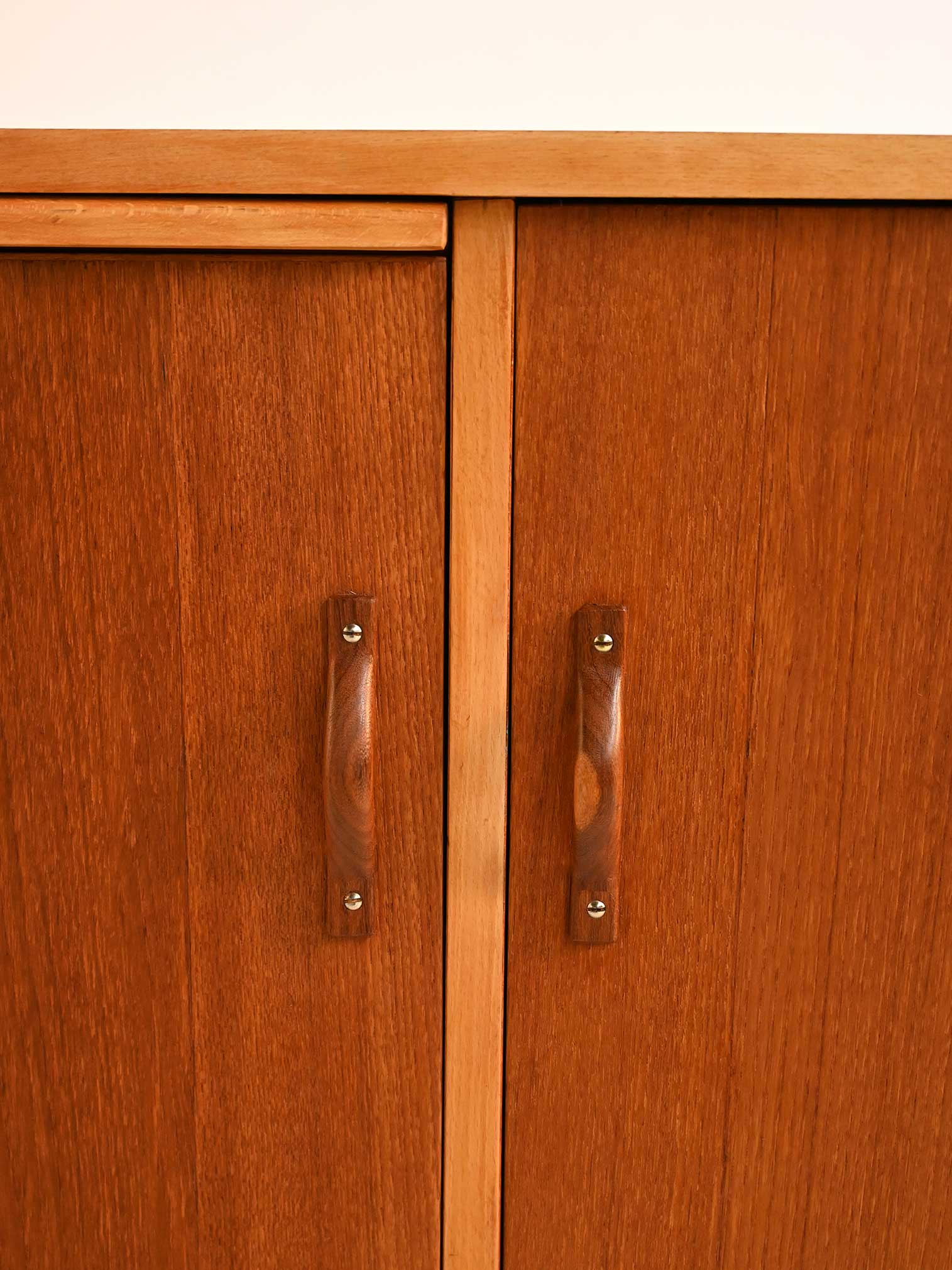 Sideboard scandinavo teak piano estraibile 60s-g Sideboard scandinavo teak con piano estraibile anni ’60-g