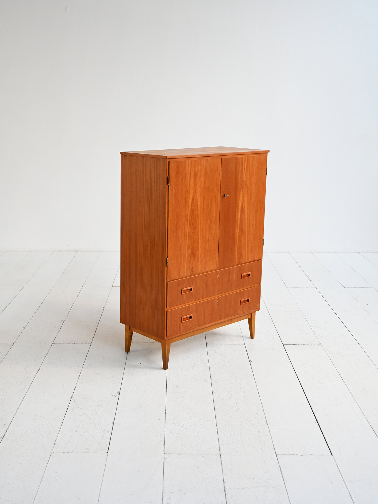 Scandinavian 60s teak-e cabinet Scandinavian 1960s teak-e cabinet.