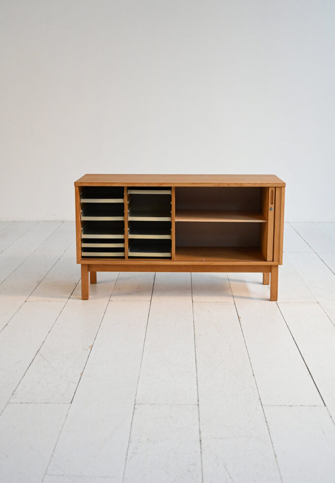 Cabinet scandinavo in rovere con anta a rullo, anni ’60-c