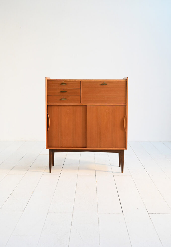 Cabinet danese anni ’50 con maniglie in ottone-a