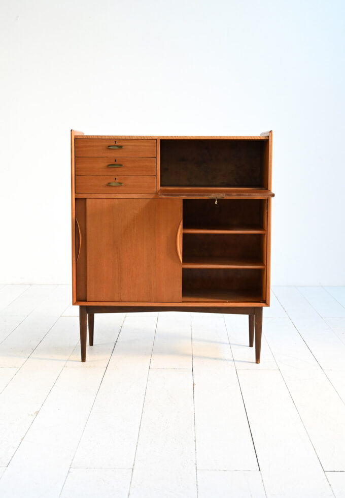 Cabinet danese anni ’50 con maniglie in ottone-b