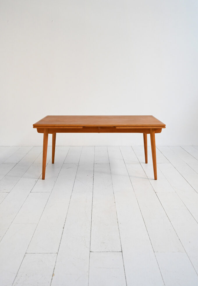 Tavolo allungabile modello “AT 312” di Hans J. Wegner-a