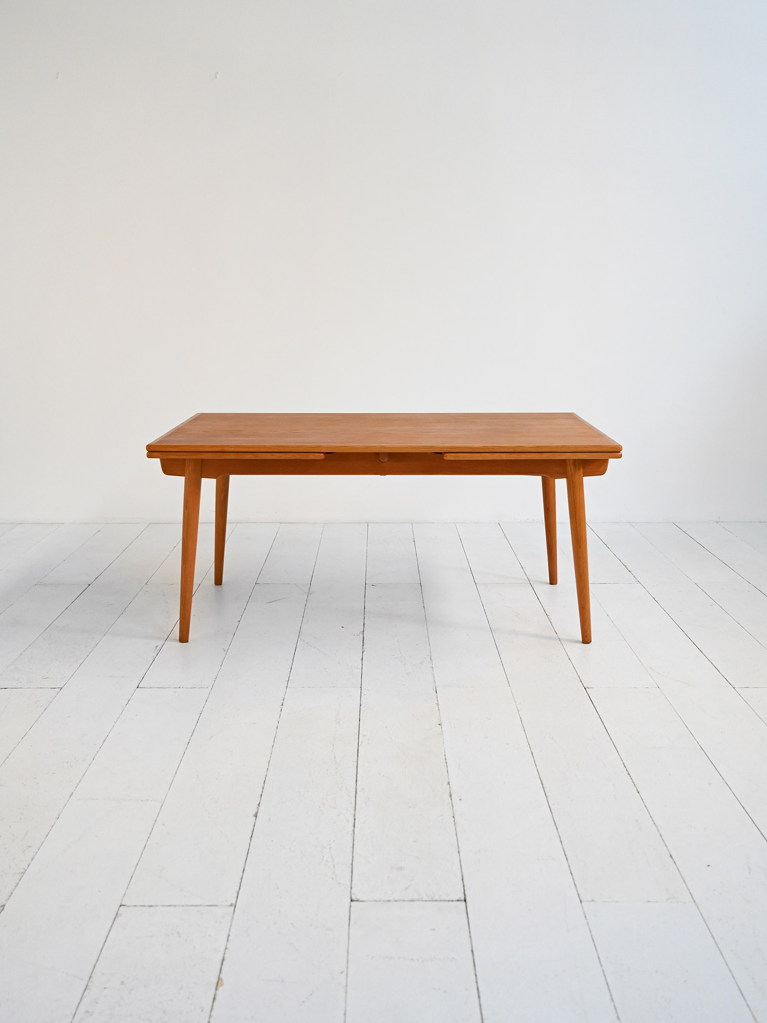 Tavolo allungabile modello “AT 312” di Hans J. Wegner-a