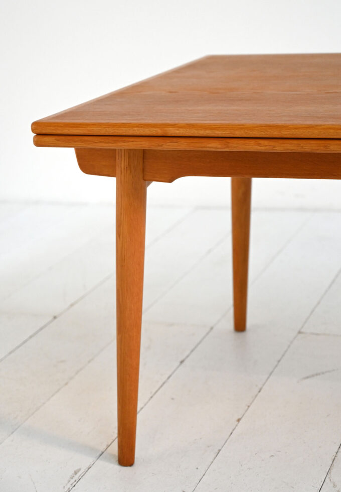 Tavolo allungabile modello “AT 312” di Hans J. Wegner-b