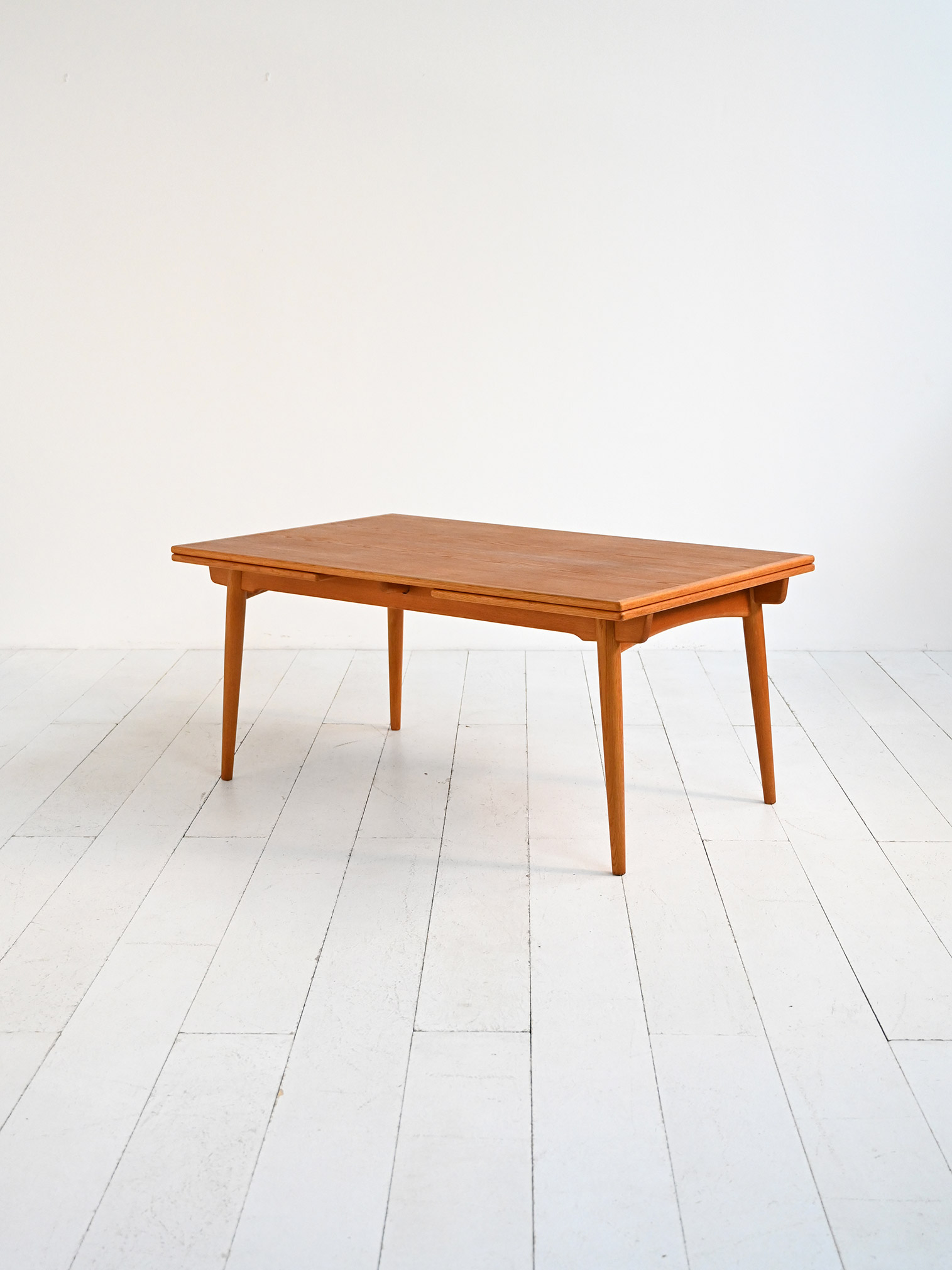 Tavolo allungabile modello “AT 312” Hans J. Wegner-d Tavolo allungabile modello “AT 312” di Hans J. Wegner-d