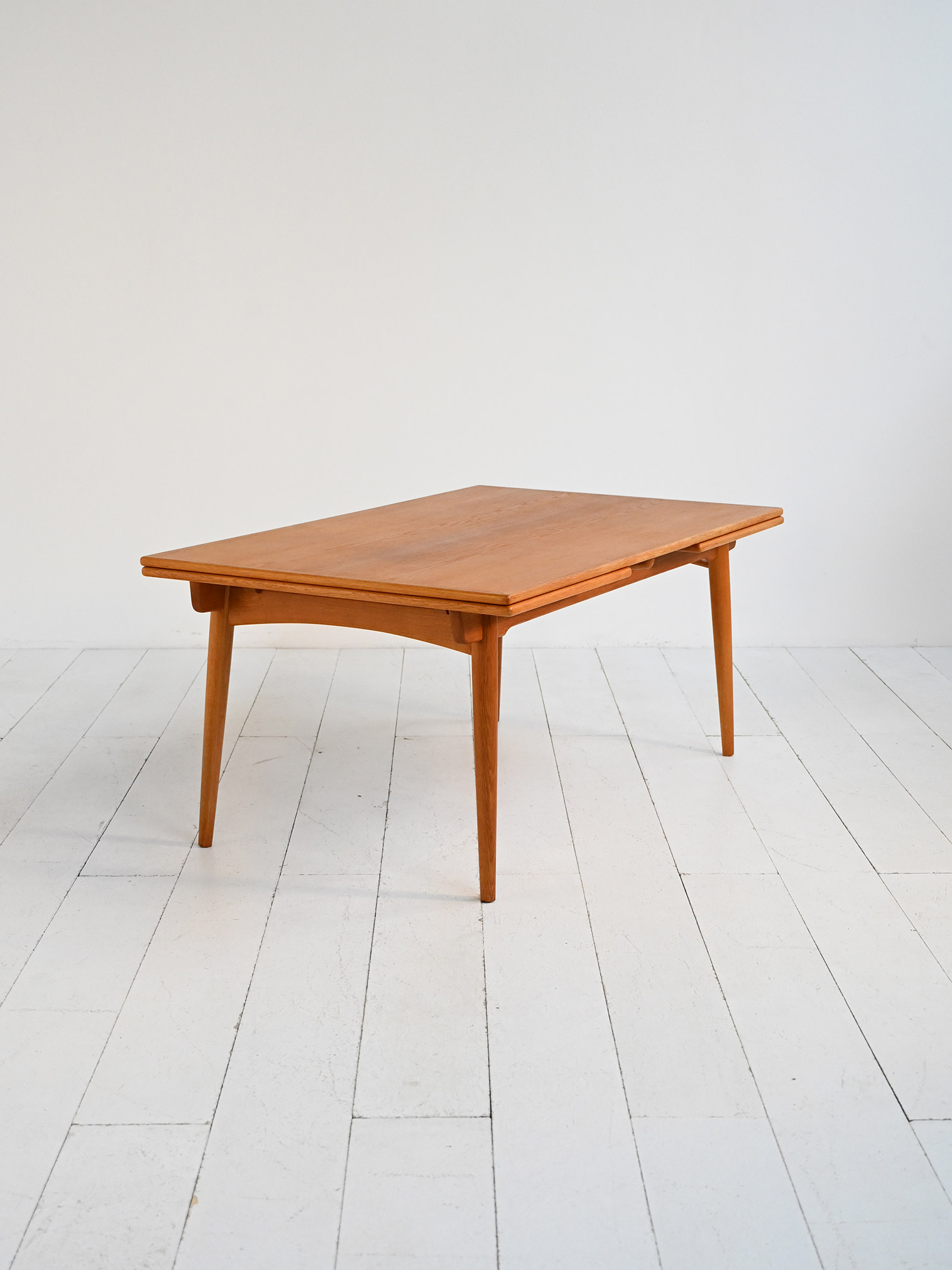 Tavolo allungabile modello “AT 312” Hans J. Wegner-e Tavolo allungabile modello “AT 312” di Hans J. Wegner-e