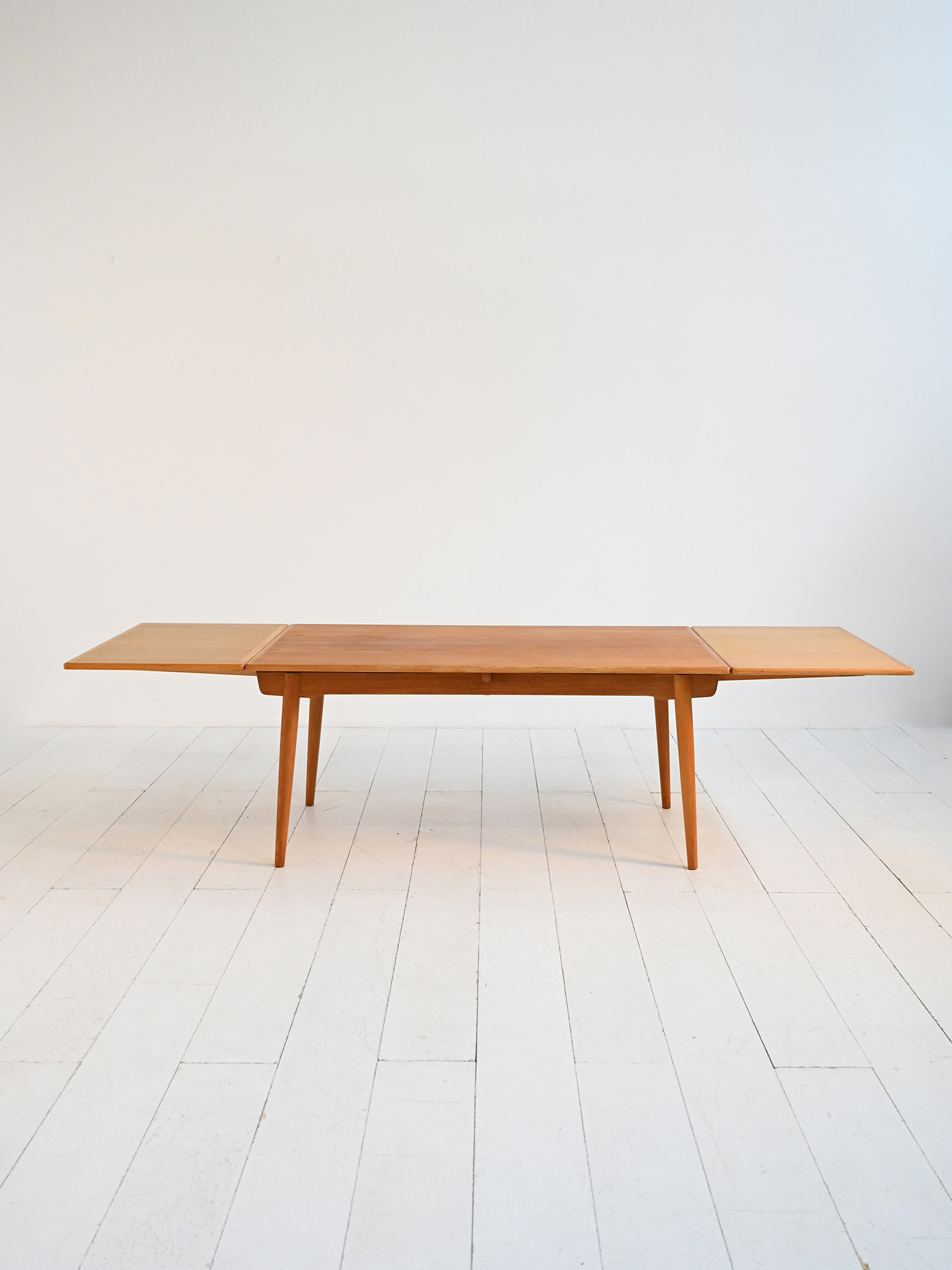 Tavolo allungabile modello “AT 312” Hans J. Wegner-h Tavolo allungabile modello “AT 312” di Hans J. Wegner-h