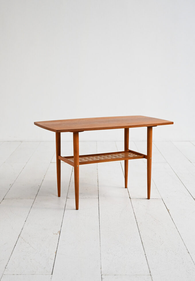 Tavolino svedese in teak con ripiano intrecciato, anni ’60-b