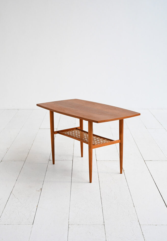 Tavolino svedese in teak con ripiano intrecciato, anni ’60-c
