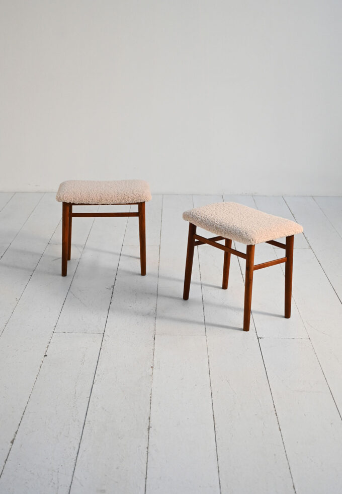 Sgabelli scandinave anni ’60 in teak e pelle di pecora-b