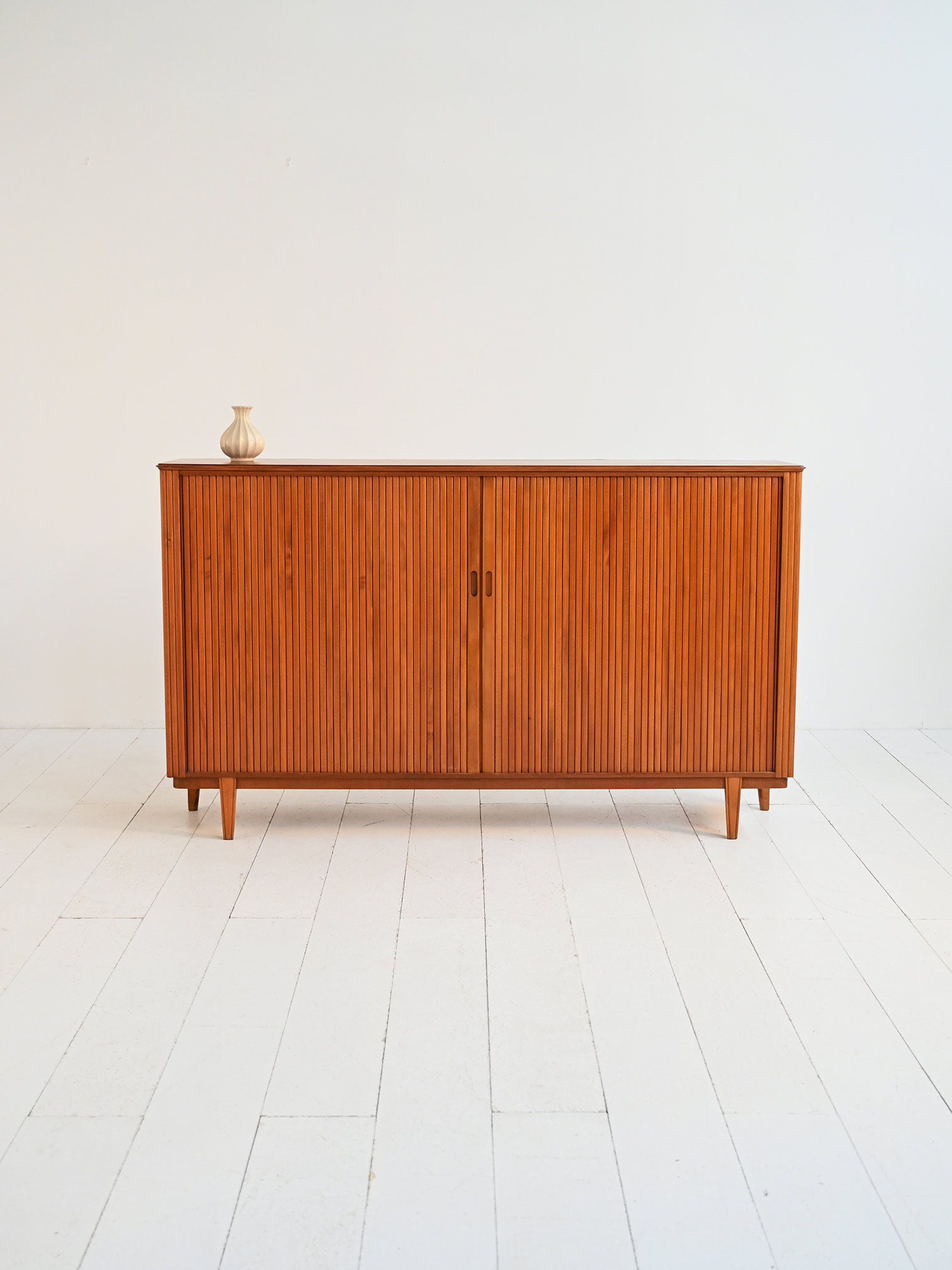 Highboard a serrandina in teak scandinavo anni ’60-a