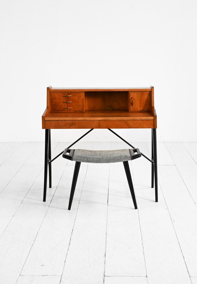 Scrivania mid-century in noce con gambe nere, anni ’50/'60-a