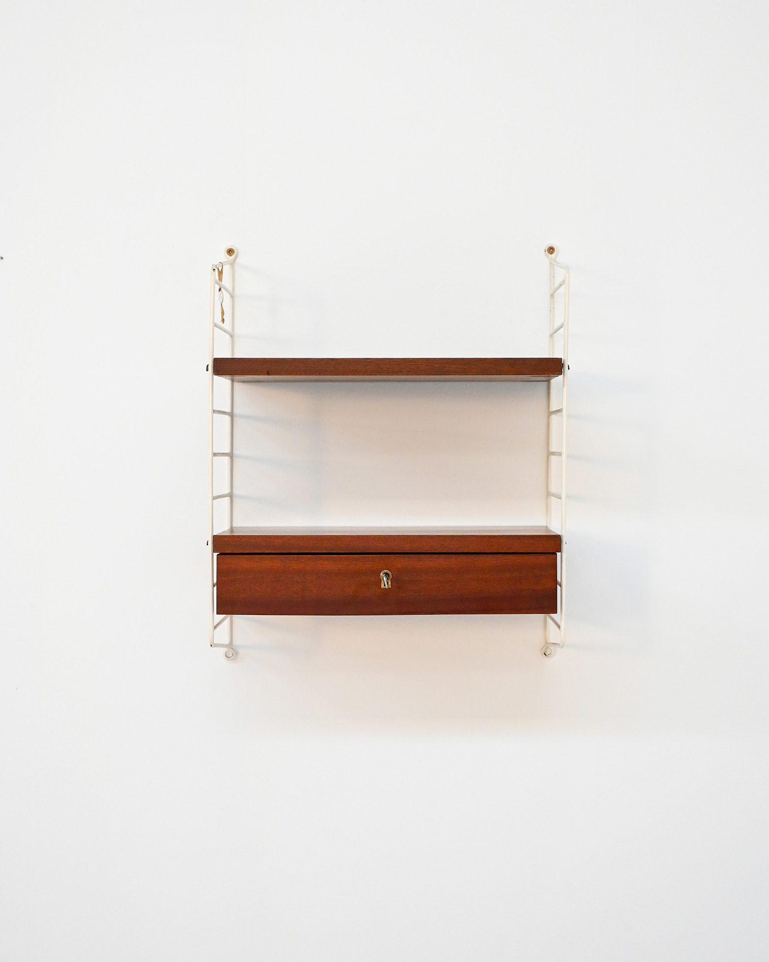 Scaffale a muro con cassetto prodotto da BFB-hyllan per String Design, anni ’50-a_