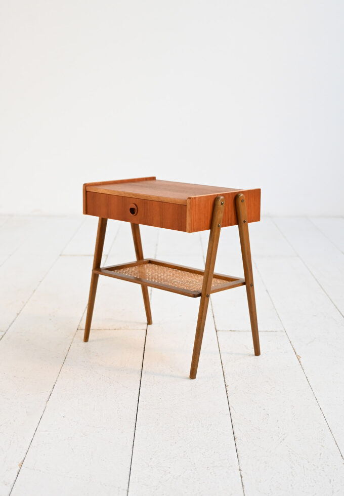 Comodino scandinavo in teak con ripiano in rattan, anni ’50-a_
