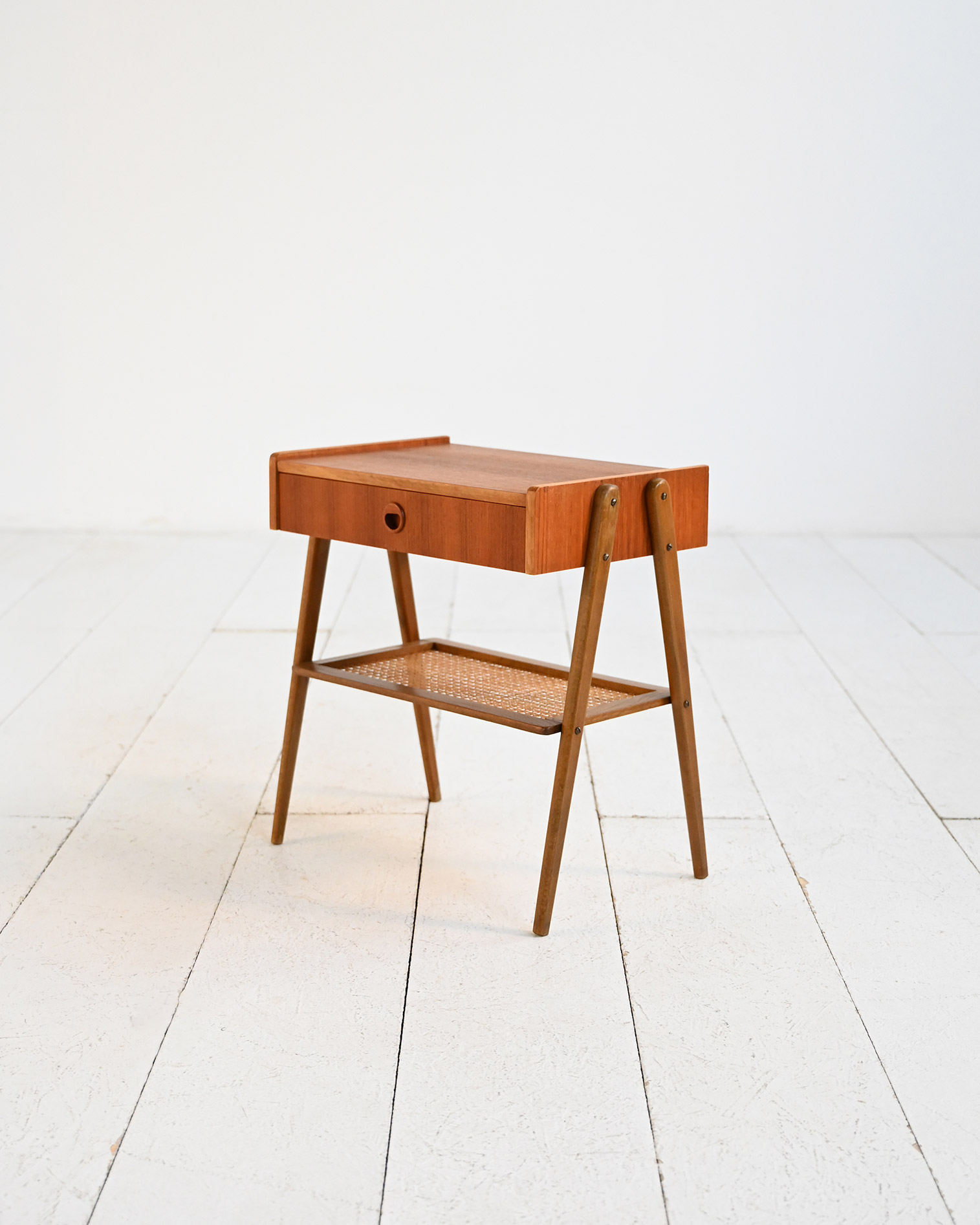 Comodino scandinavo in teak con ripiano in rattan, anni ’50-a_