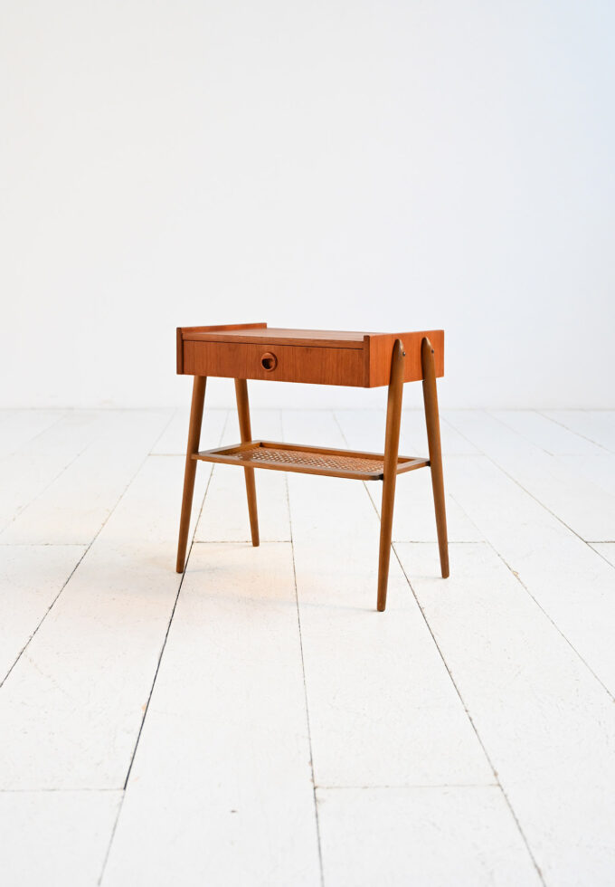 Comodino scandinavo in teak con mensola in paglia di Vienna, anni ’50-a_