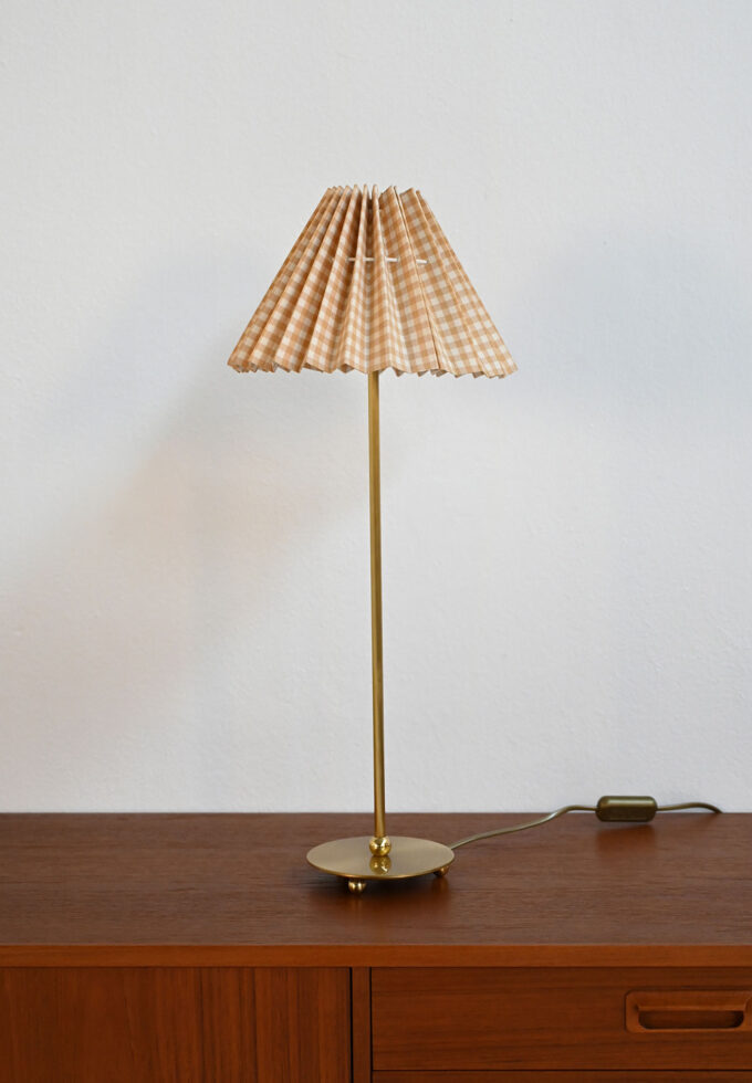 Lampada da tavolo in ottone con paralume plissettato, anni ’50-a_